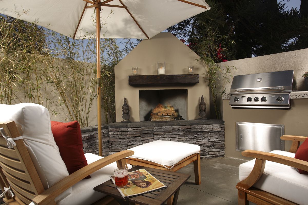 6 Awesome Outdoor Kitchens With Fireplace To Check Out - Outdoor